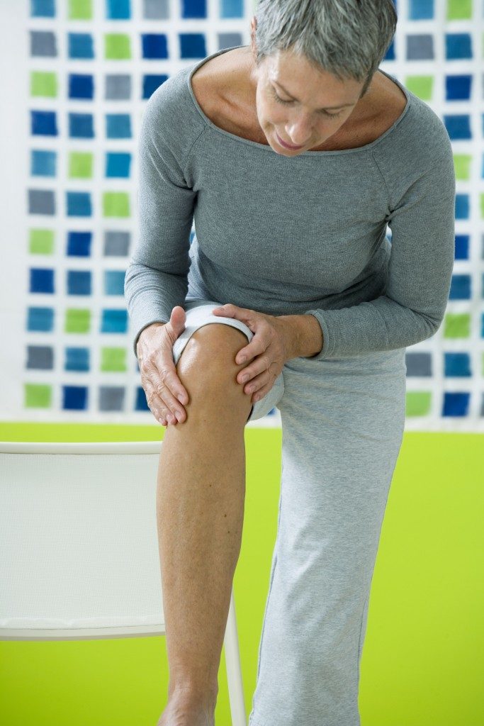 elderly experiencing knee pain