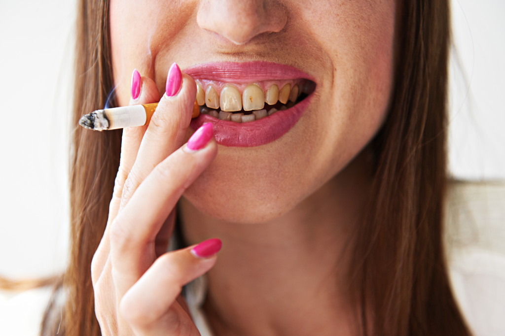 Cigarette damaging the teeth